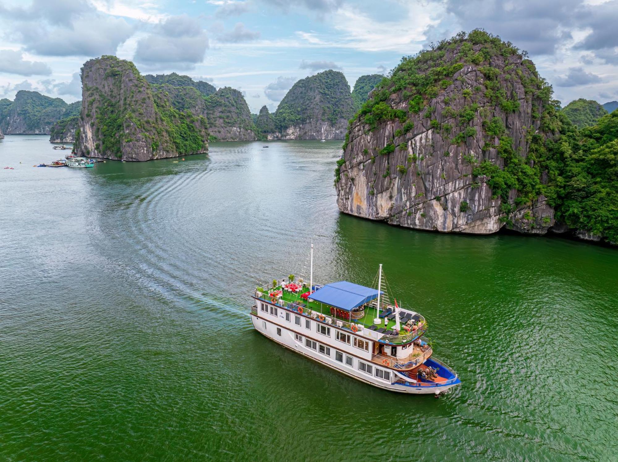 Sunlight Cruise Hotel Ha Long Buitenkant foto