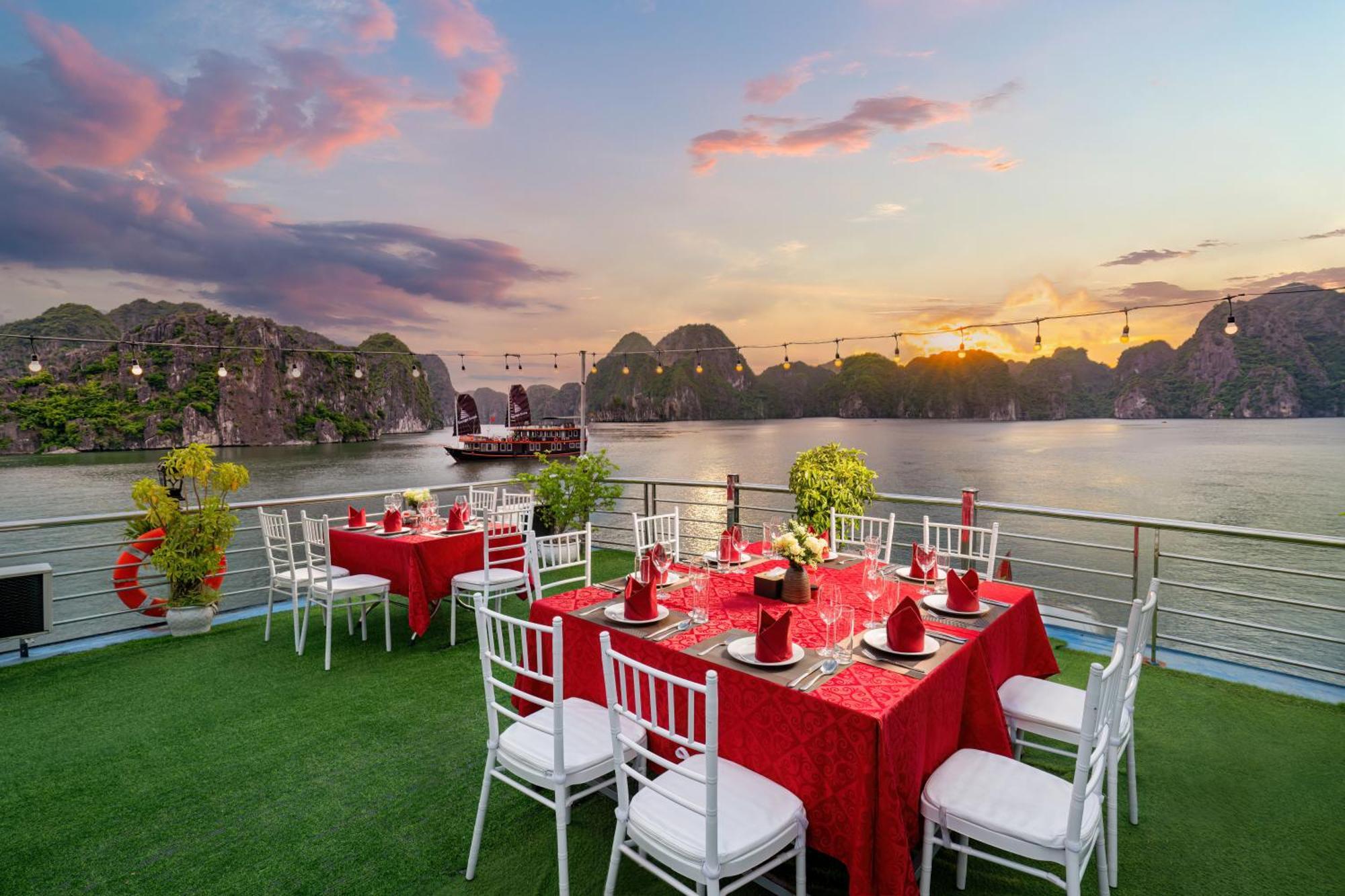 Sunlight Cruise Hotel Ha Long Buitenkant foto