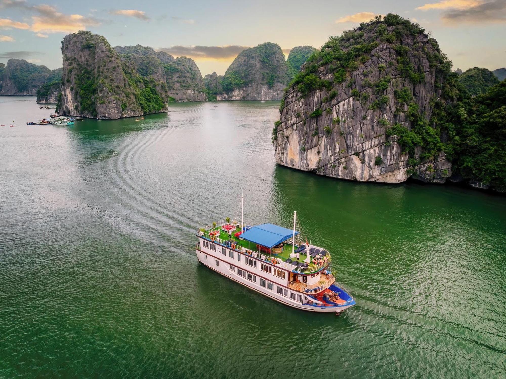 Sunlight Cruise Hotel Ha Long Buitenkant foto